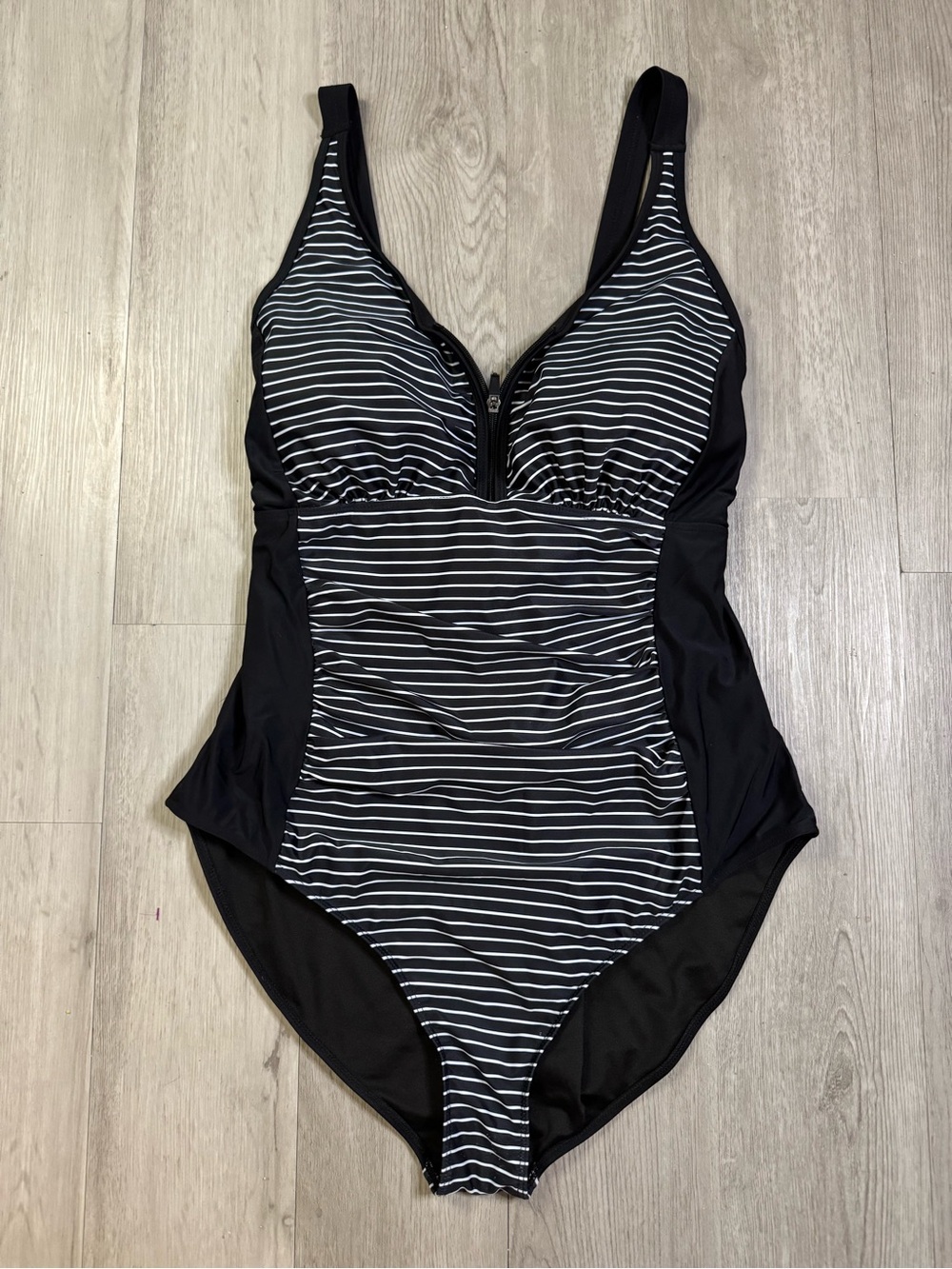 Bloomchic Plus Size Black And White Slimming One Piece Swimsuit Size 22 24.
